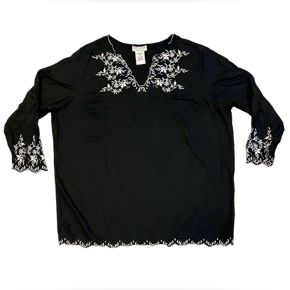 NWOT Venezia Embroidery V-neck blouse 2XL